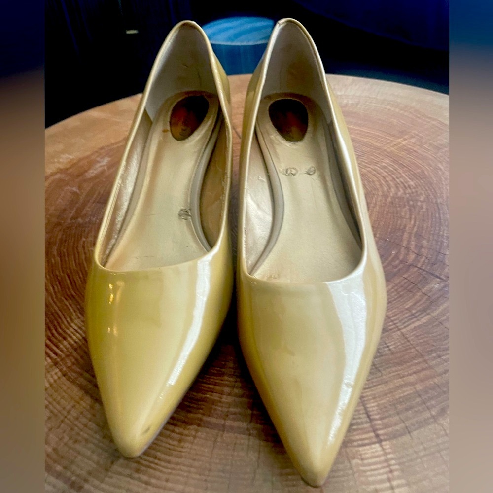 Timeless NUDE Patent Leather Kitten Heels 8-1/2 WIDE:  Trotters Paulina